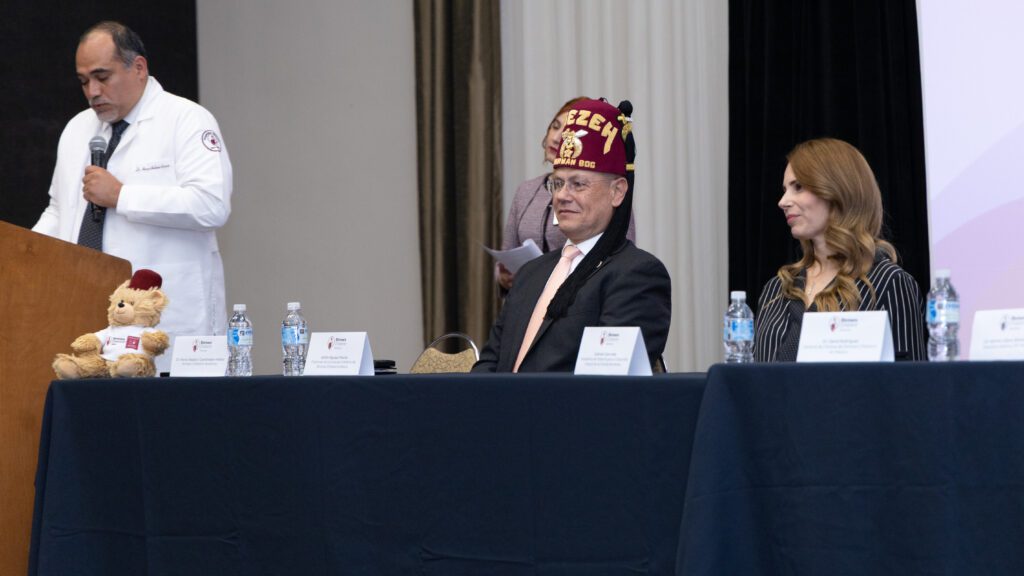 Dr. Marco Ascacio, Adrián Aguayo y Gabriela Oyervides
