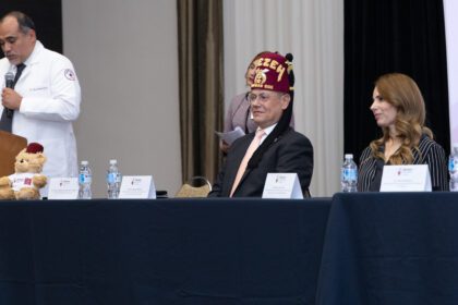 Dr. Marco Ascacio, Adrián Aguayo y Gabriela Oyervides
