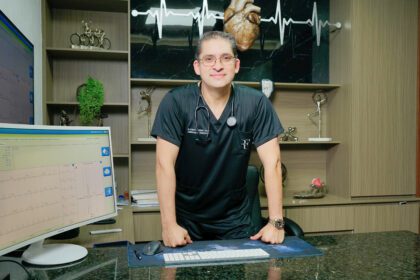 Roberto Fernández ejerce la práctica médica, convencido de que la ciencia y la técnica deben conjugarse con valores humanos esenciales.