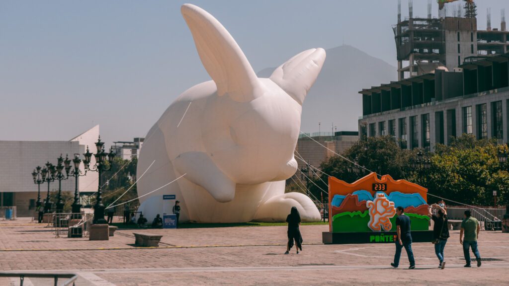 La obra Intrude XXL se ubica en la Macroplaza