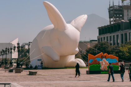 La obra Intrude XXL se ubica en la Macroplaza