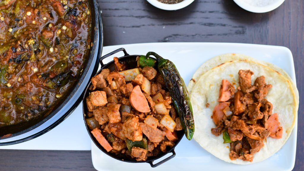 Tacos de discada con salsa borracha, prepara por el chef Nacho Herrera.