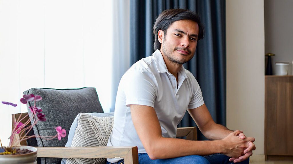 Ricardo Acosta vive una vida que es una partitura en movimiento: hecha de disciplina, viajes y un amor absoluto por la música.