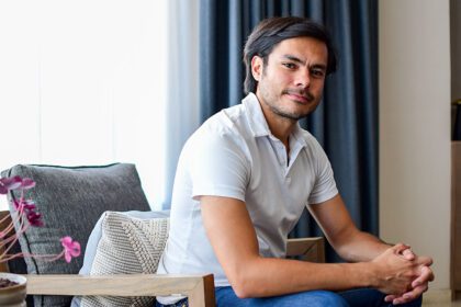 Ricardo Acosta vive una vida que es una partitura en movimiento: hecha de disciplina, viajes y un amor absoluto por la música.