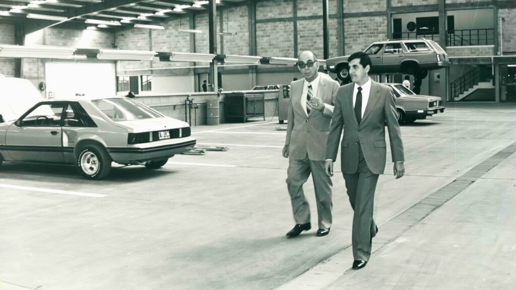 Eduardo Murra, en su juventud, junto a Don Elías Murra Marcos.