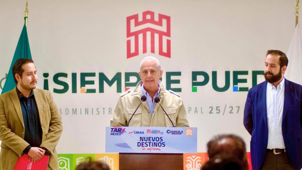 El alcalde Román Cepeda encabezó el anuncio de los nuevos vuelos desde Torreón.
