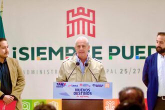 El alcalde Román Cepeda encabezó el anuncio de los nuevos vuelos desde Torreón.