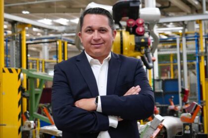 El director de la planta de manufactura de Daimler Truck en Saltillo (SMPP) es actualmente Jorge Iván Verástegui Muscutt, quien asumió el cargo a mediados de 2025, sucediendo a Jane Rosaasen
