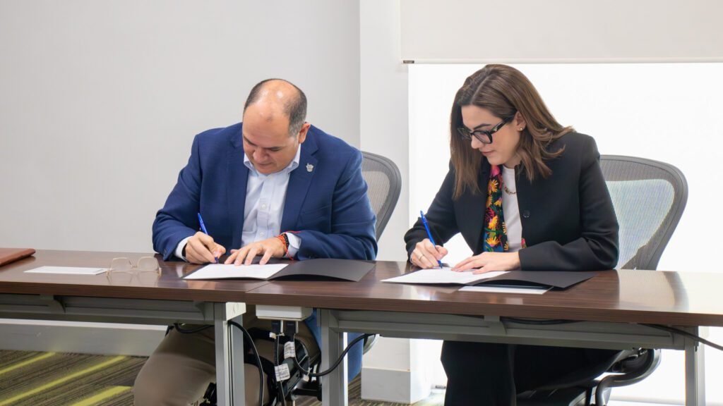 El Tec de Monterrey campus Laguna y RedSky Capital firmaron un convenio que impulsará el emprendimiento juvenil.