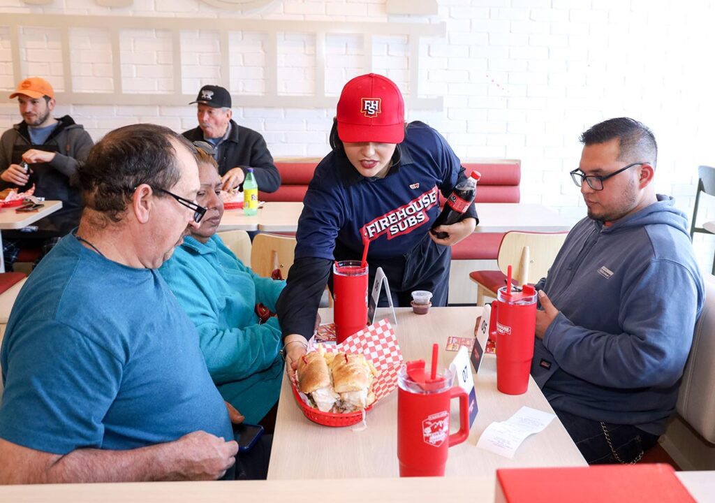 Firehouse Subs inaugura su nueva sucursal en Santiago 