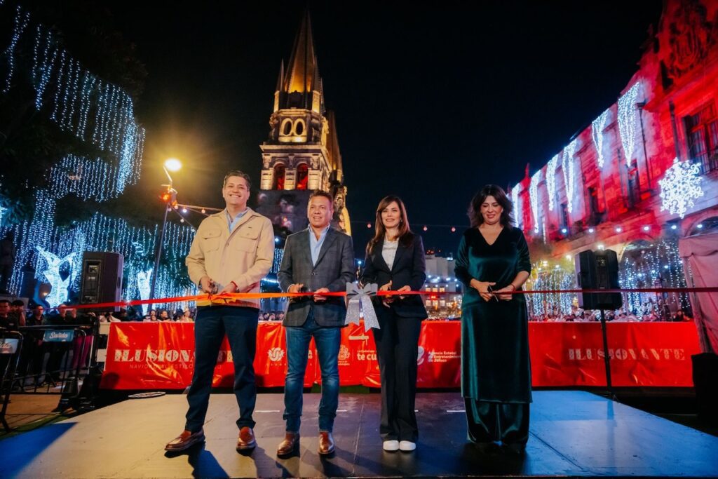 La pista de hielo del Festival Ilusionante 2025 en Guadalajara abrió sus puertas este lunes