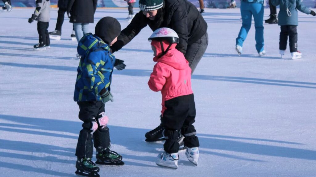 Monterrey ofrece una pista de hielo gratuita en Plaza Zaragoza