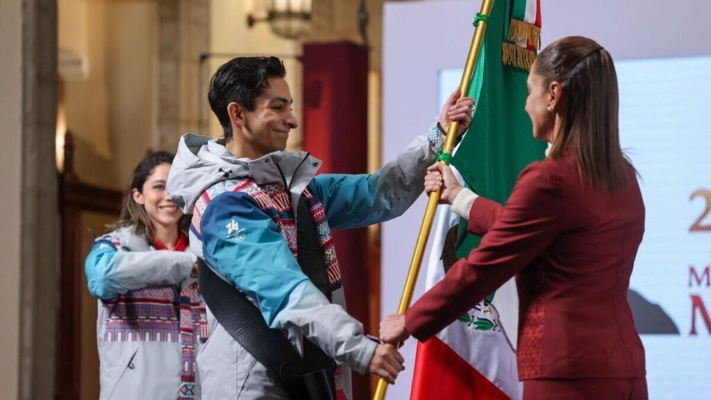 El tapatío Donovan Carrillo recibió la bandera mexicana de parte de la presidenta. Foto: Gobierno de México