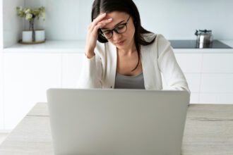 Descubre cómo manejar la sobrecarga informativa y cuidar tu salud mental