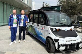 Tec de Monterrey presenta minibús autónomo