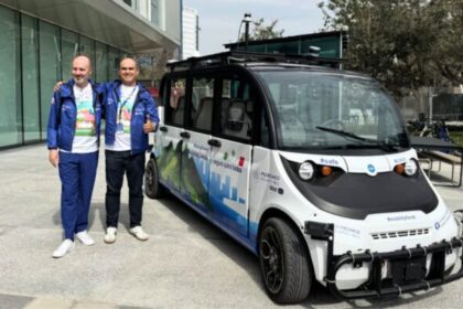 Tec de Monterrey presenta minibús autónomo