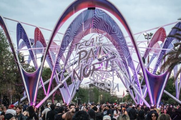 El productor Salvador Garza Fishburn llevó la experiencia sonora del arco principal de Pal Norte a otro nivel con una pieza inmersiva en 12.1 canales que envolvía a todos los asistentes.