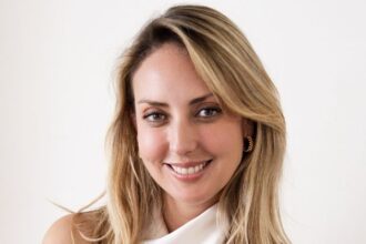 Leslie Gold acompaña a personas con diagnósticos complejos como cáncer, artritis, alergias o ansiedad, guiándolos a convertirse en investigadores de su propia historia.