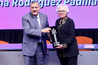 Rector Santos Guzmán y la investigadora Cristina Rodríguez Padilla