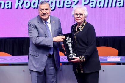 Rector Santos Guzmán y la investigadora Cristina Rodríguez Padilla