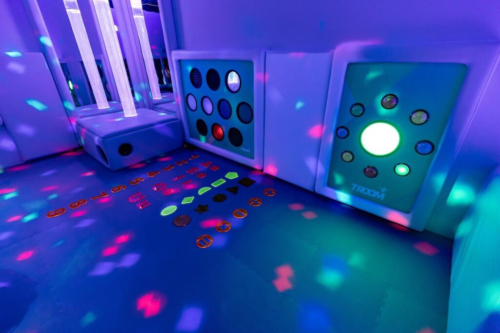 La sala sensorial permitirá terapias visuales y auditivas orientadas al desarrollo de habilidades en pacientes con trastorno del espectro autista