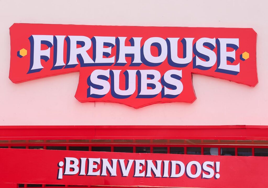 Dan la bienvenida a Firehouse Subs en Los Cavazos

