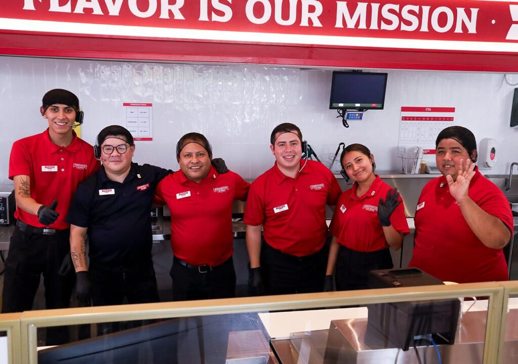 Dan la bienvenida a Firehouse Subs en Los Cavazos

