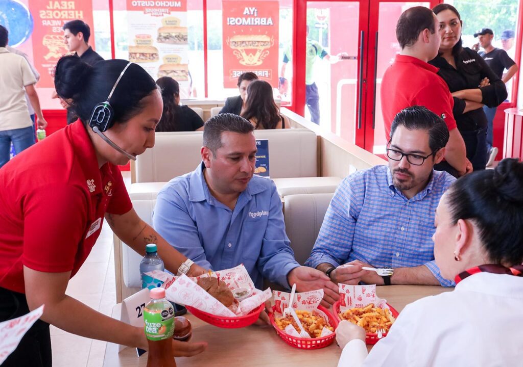 Dan la bienvenida a Firehouse Subs en Los Cavazos

