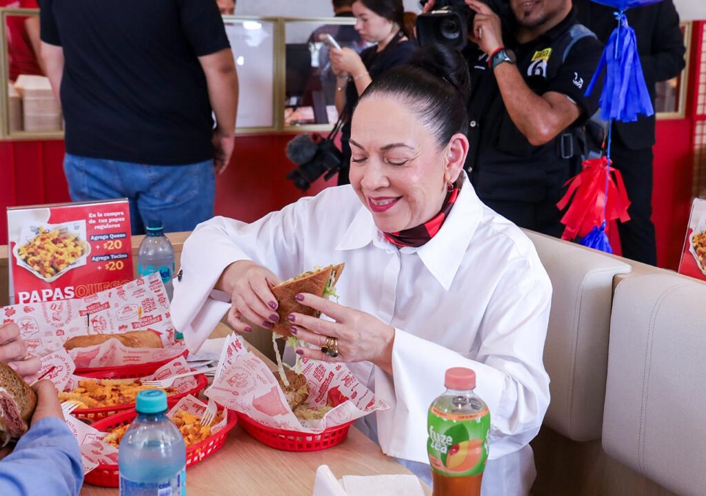 Dan la bienvenida a Firehouse Subs en Los Cavazos

