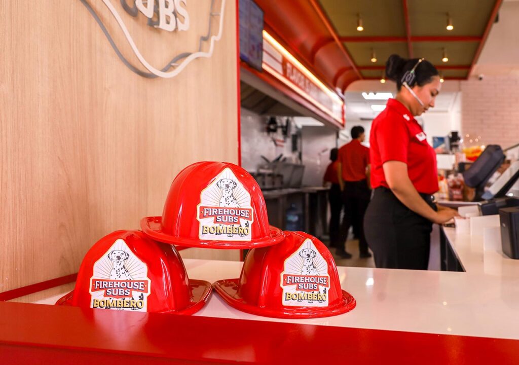 Dan la bienvenida a Firehouse Subs en Los Cavazos

