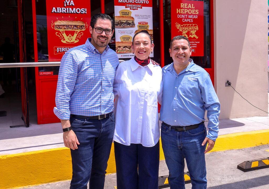 Dan la bienvenida a Firehouse Subs en Los Cavazos

