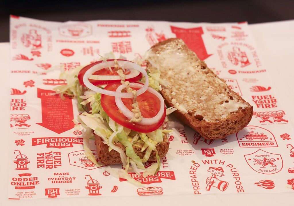 Dan la bienvenida a Firehouse Subs en Los Cavazos

