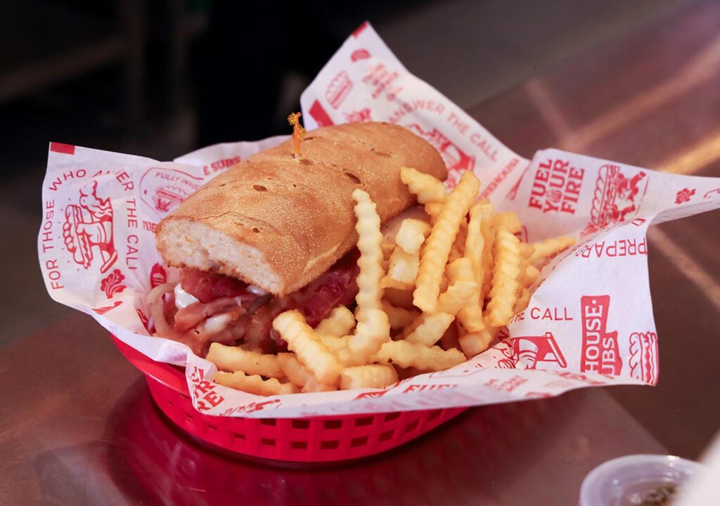 Dan la bienvenida a Firehouse Subs en Los Cavazos

