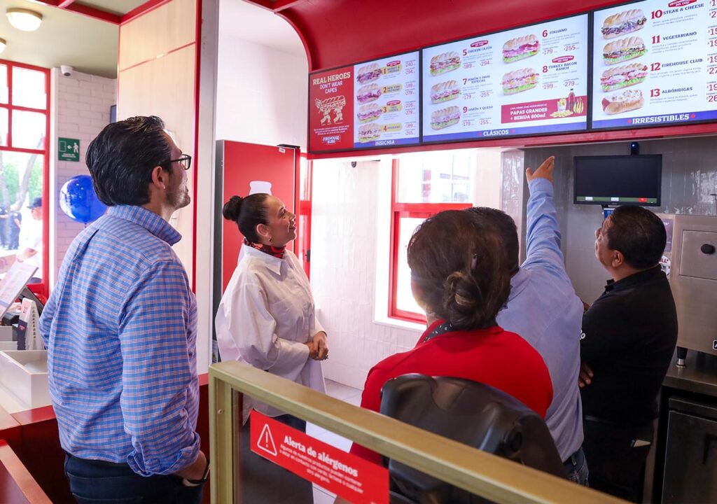 Dan la bienvenida a Firehouse Subs en Los Cavazos

