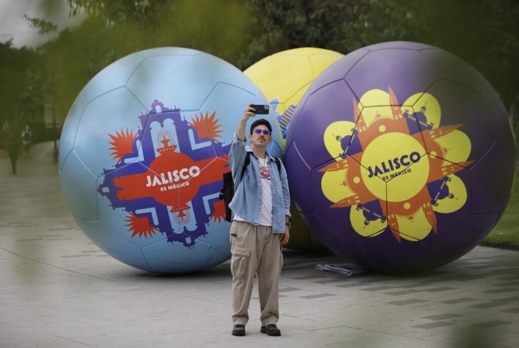 Instalan 100 balones artísticos en Guadalajara previo al Mundial 2026