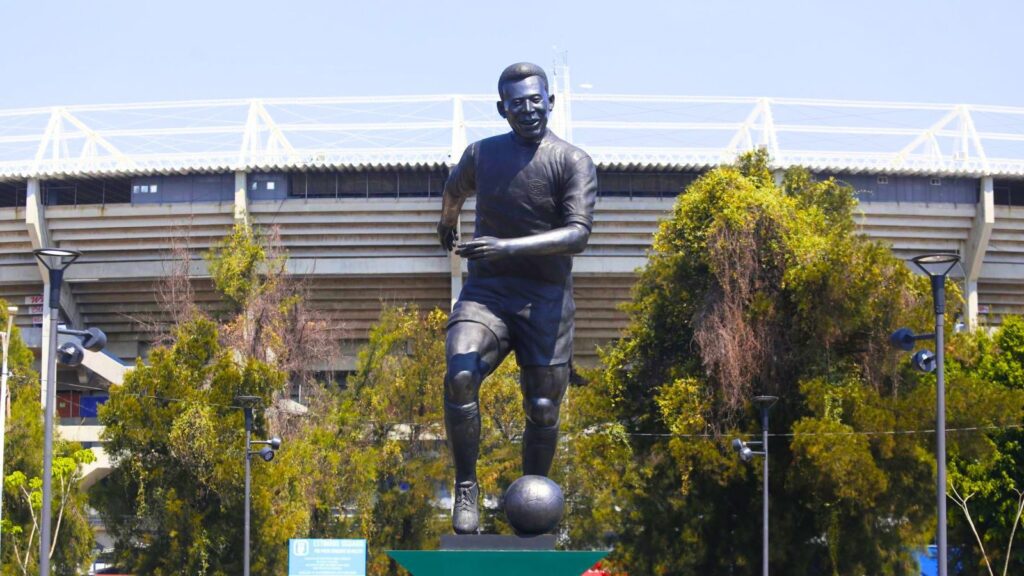 Así luce la nueva estatua de Pelé cerca del Estadio Jalisco en Guadalajara