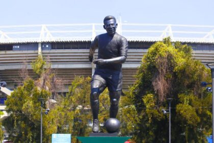 Así luce la nueva estatua de Pelé cerca del Estadio Jalisco en Guadalajara