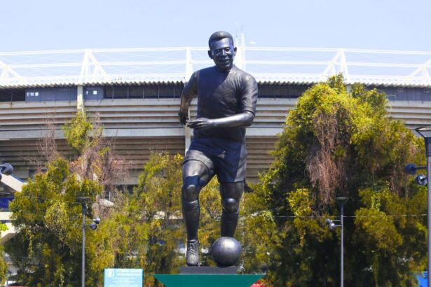 Así luce la nueva estatua de Pelé cerca del Estadio Jalisco en Guadalajara