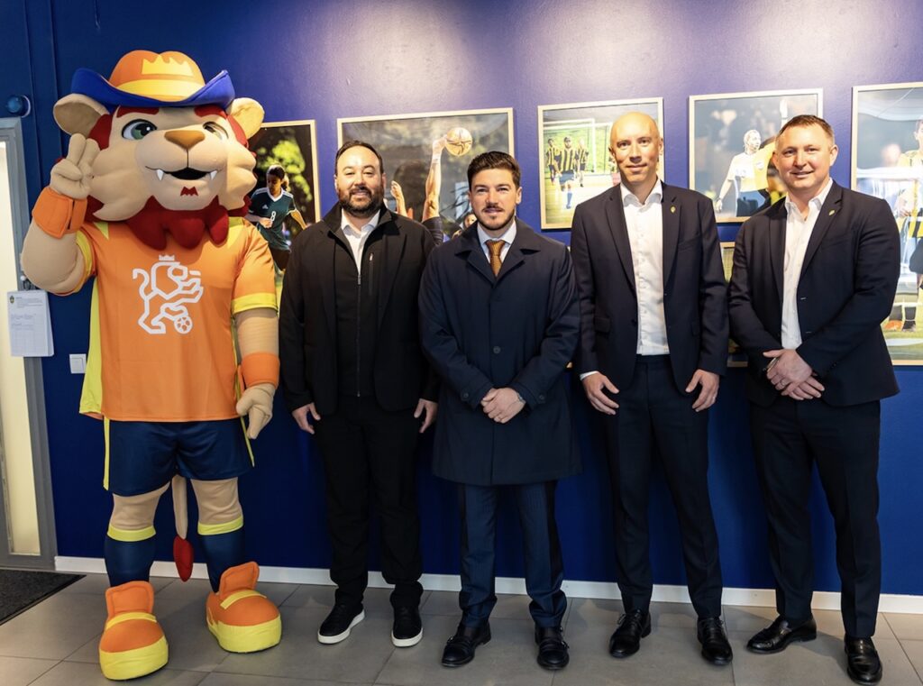 Samuel García presume infraestructura de Nuevo León ante la Asociación Sueca de Futbol