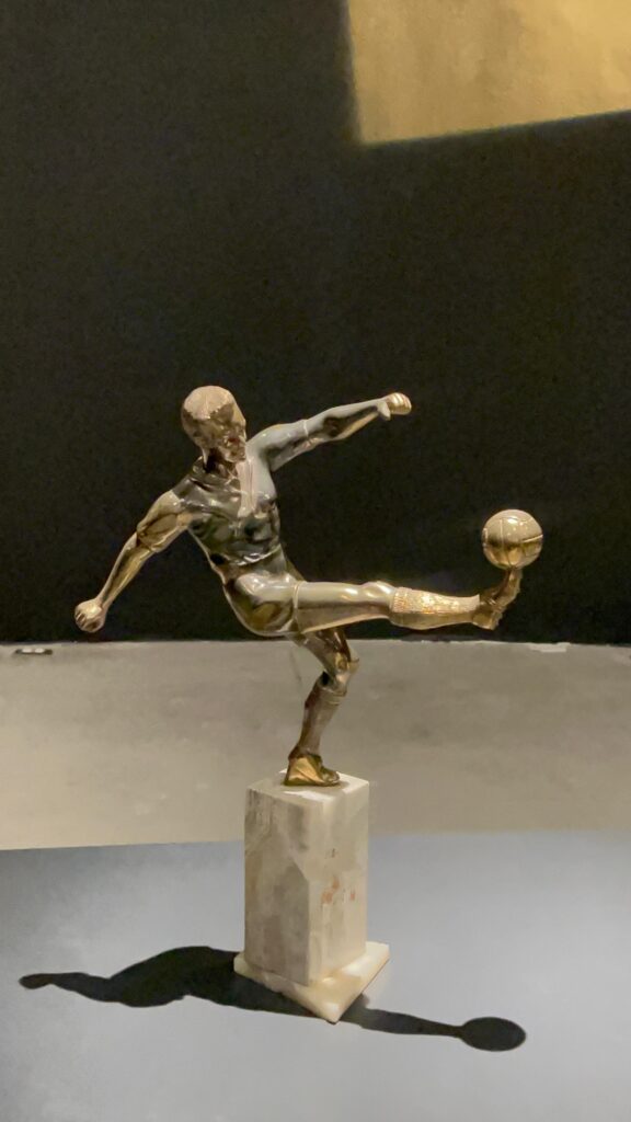 Zapopan presenta una nueva experiencia que reúne arte, tecnología y los trofeos históricos del Club Deportivo Guadalajara. Foto: Cortesía / Gobierno de Zapopan