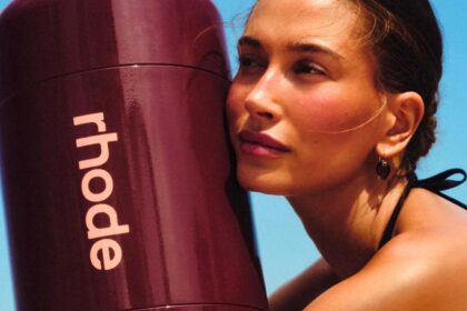 Hailey Bieber expande rhode a México