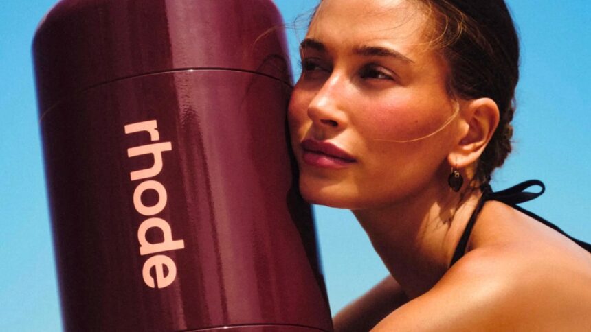 Hailey Bieber expande rhode a México
