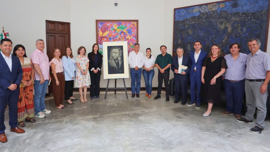 San Pedro recibe retrato de Mauricio Fernández elaborado en Olinalá