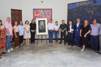 San Pedro recibe retrato de Mauricio Fernández elaborado en Olinalá