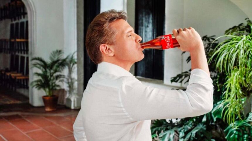 Coca-Cola cumple 100 años en México y lanza una campaña que conecta a varias generaciones