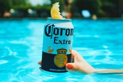 Corona Extra mantiene el primer lugar entre las marcas mexicanas más valiosas, según Brand Finance. Foto: Unsplash.com