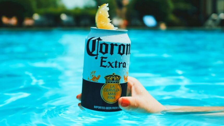 Corona Extra mantiene el primer lugar entre las marcas mexicanas más valiosas, según Brand Finance. Foto: Unsplash.com