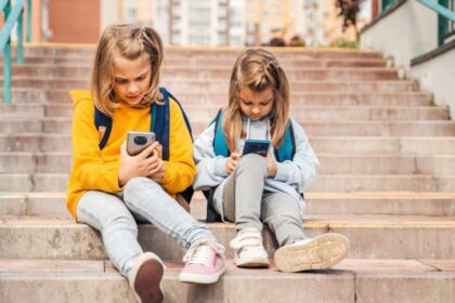 Samuel García y la SEP fijan postura sobre el uso de celulares escolares