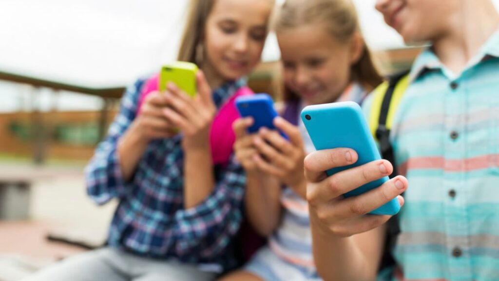 SEP confirma fecha: celulares fuera de las aulas desde el 3 de noviembre