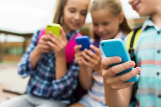 SEP confirma fecha: celulares fuera de las aulas desde el 3 de noviembre